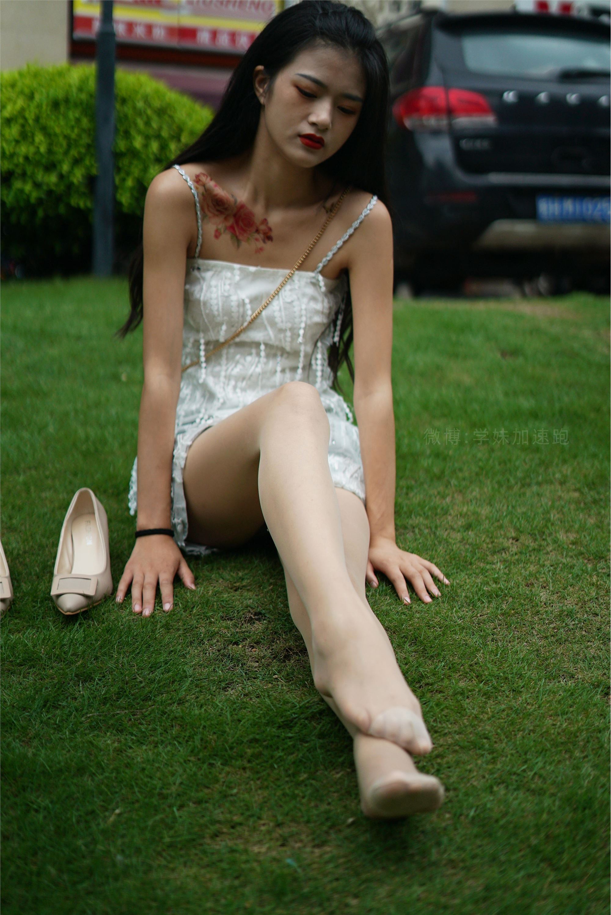 学妹加速跑 XM079《草地上的绿茶jio-鹿酱》